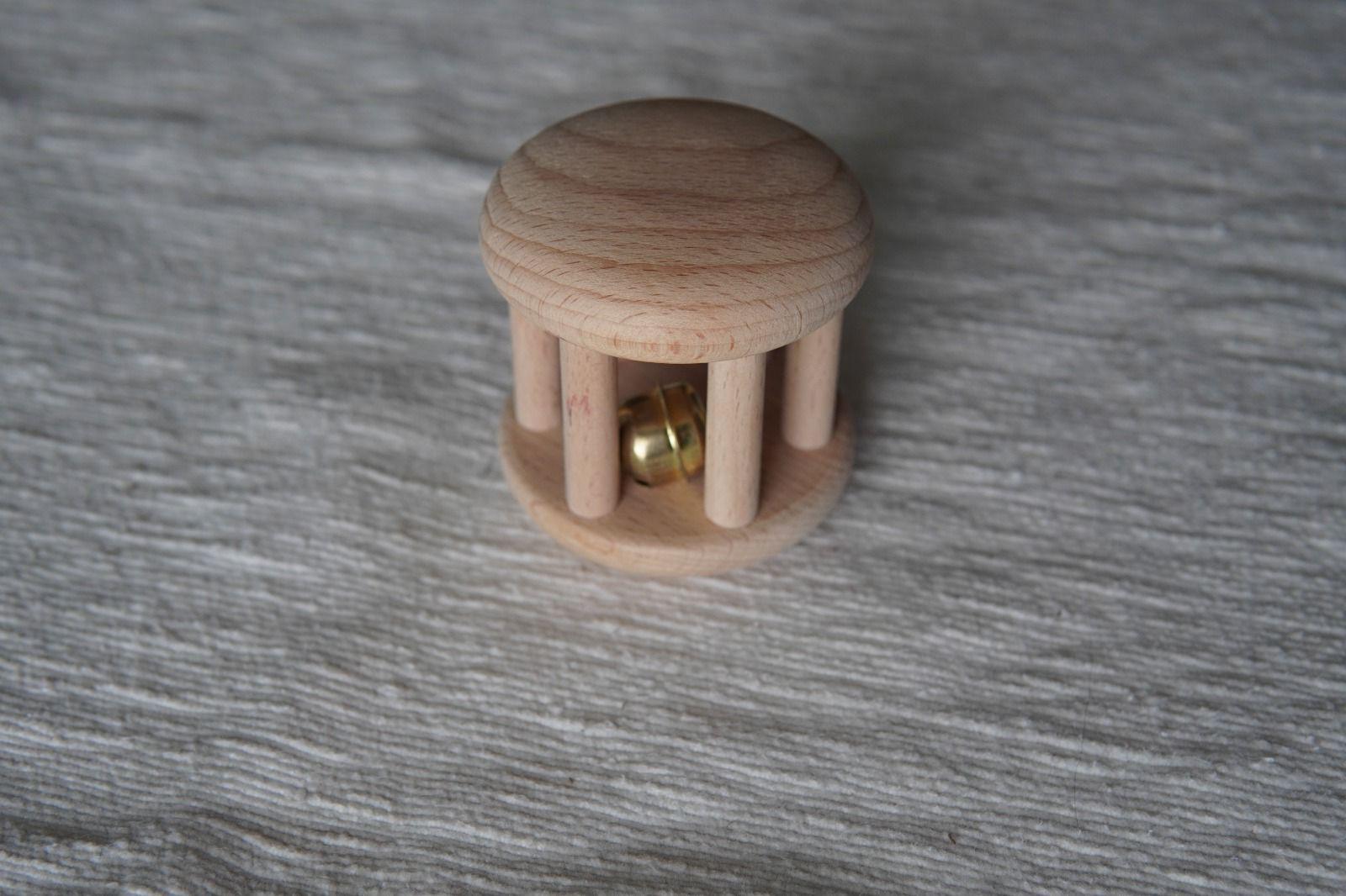 Manos de una guía trabajando con un material Montessori